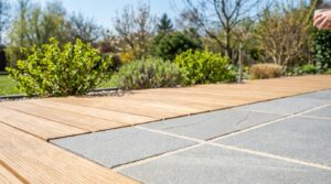 Zarostlá terasa? Tento jednoduchý trik a správný spárovací materiál zastaví plevel na léto